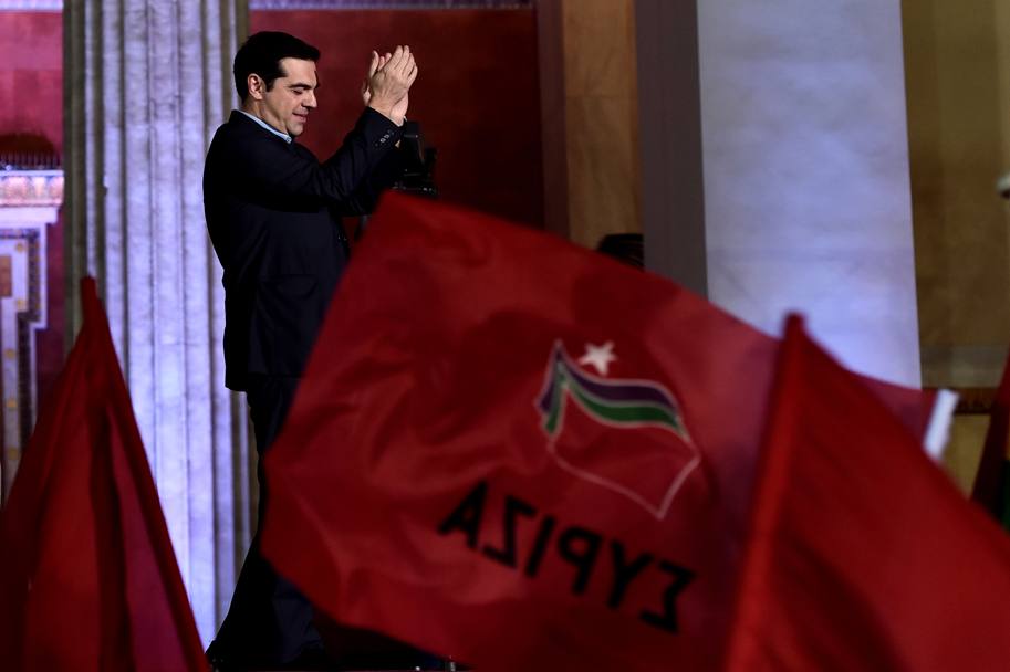 25 gennaio 2015: Alexis Tsipras, leader di Syriza, festeggia la vittoria del suo partito alle elezioni politiche greche (Afp) 